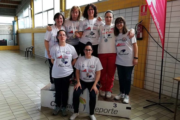 O equipo feminino do C.N. Ponteareas, campión galego de Fondo Máster