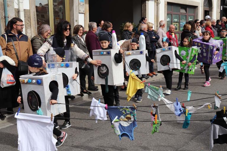 Un colorido e orixinal «Desfile dos Coles» abriu o Entroido Guardés 2019