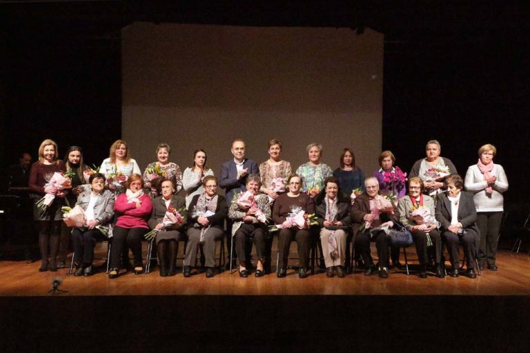 Ponteareas homenaxea ás súas mulleres
