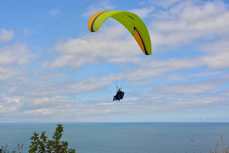 Un parapentista ferido ao bater contra unha ladeira en Baiona