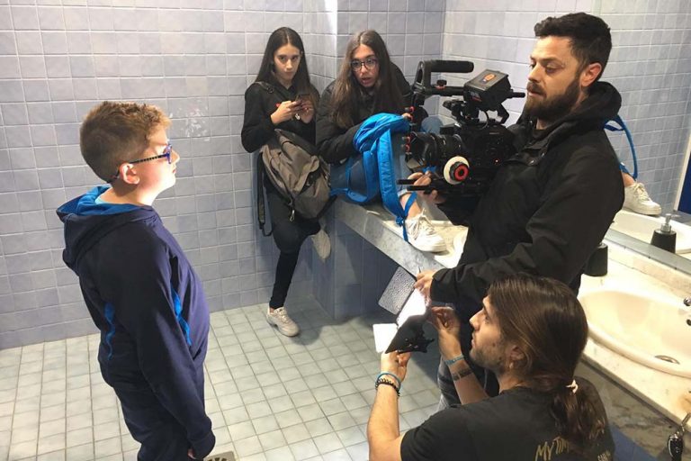 Mozos e mozas de Oia, protagonistas dun videoclip contra o acoso escolar