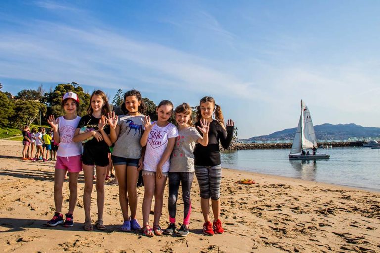 Escolares ingleses aprenden a navegar en augas de Baiona