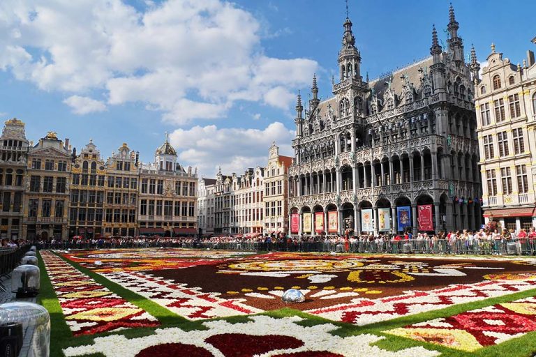 Román Rodríguez felicita aos alfombristas de Ponteareas que cubrirán a Grand Place de Bruxelas