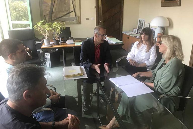 Juan González transmítelle a Corina Porro a urxencia de “desatascar” a situación da rúa Otero Pedrayo