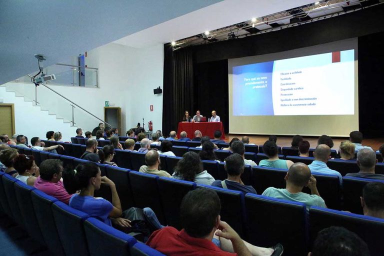 Medio cento de colectivos e promotores, no encontro sobre espectáculos en dominio público