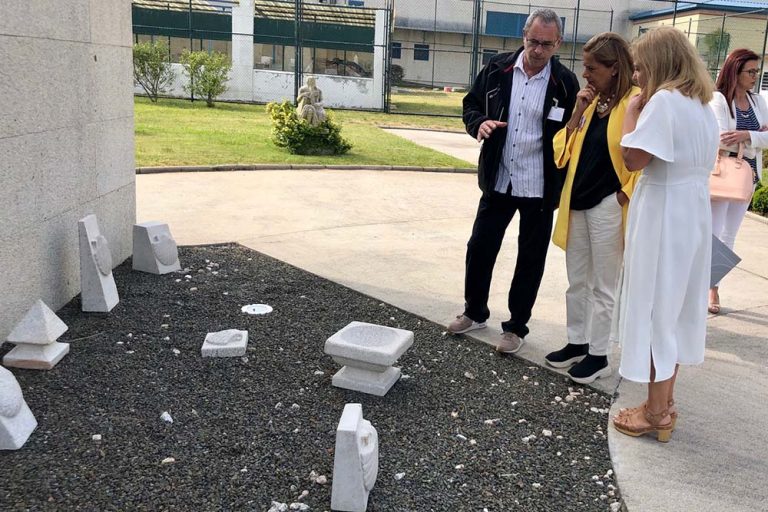 Carmela Silva clausura o obradoiro de escultura en pedra no centro penitenciario da Lama
