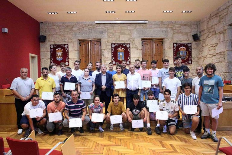 Entrega de diplomas do curso de Monitor de Fútbol Base en Ponteareas