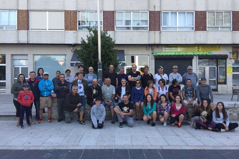 A Guarda retira da costa 75 sacos de plásticos