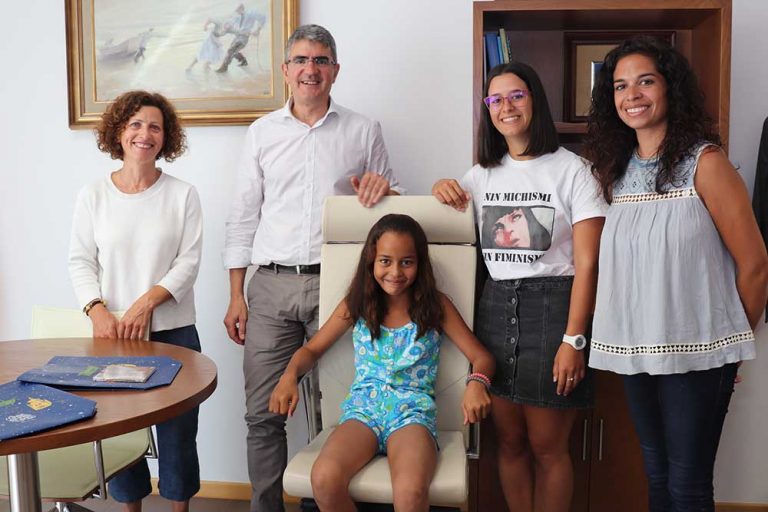 A Guarda recibe a «Fala» unha nena saharauí participante no programa «Vacacións en Paz»