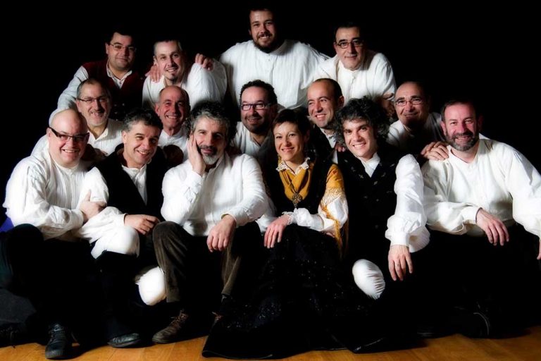 «Treixadura» e as pandereiteiras de Trasmañó ponen música ao Día de Galicia en Redondela
