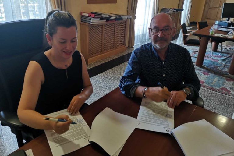 Salvaterra asina o contrato do cambio de pavimento para o Pavillón Municipal de Leirado