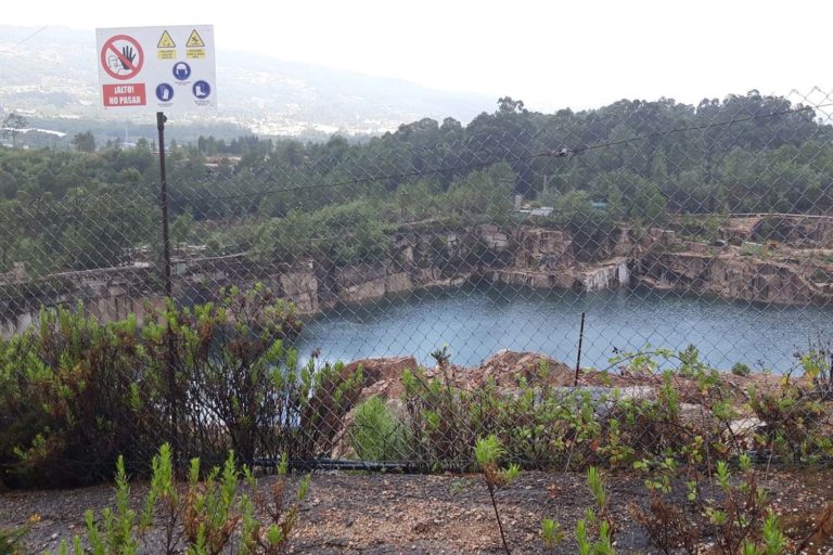 O Porriño remata as obras de valado e sinalización das canteiras para bloquear o acceso de bañistas