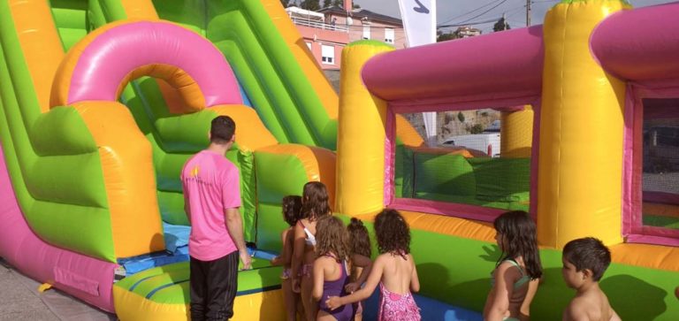 Nigrán ofrece unha tarde de domingo para a infancia con festa da auga e da escuma e circo