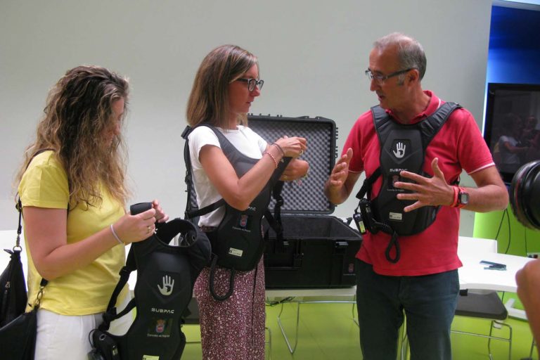 Nigrán “exporta” as mochilas vibratorias para o concerto de Rozalén en Pontevedra