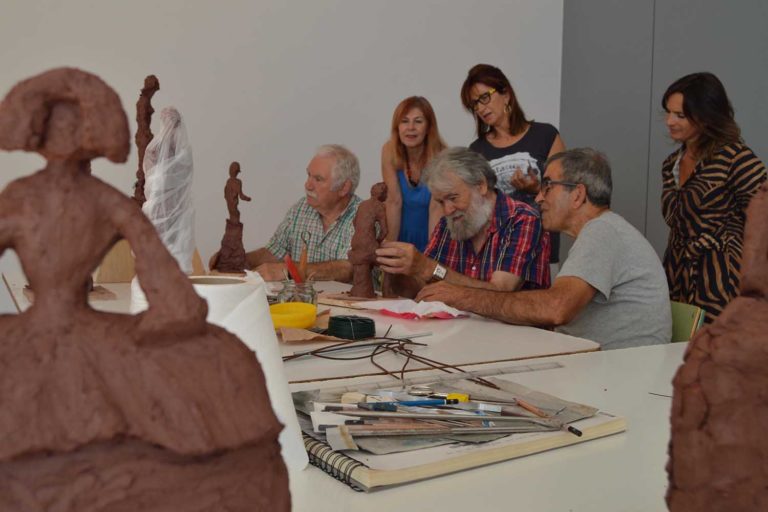 Oito persoas descobren en Tomiño os secretos do modelado da man do escultor Magín Picallo