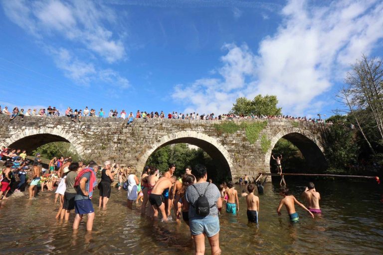 Pedro Covelo e Brais Vila, os máis habilidosos no xogo tradicional do Pau de Sebo de Ponteareas