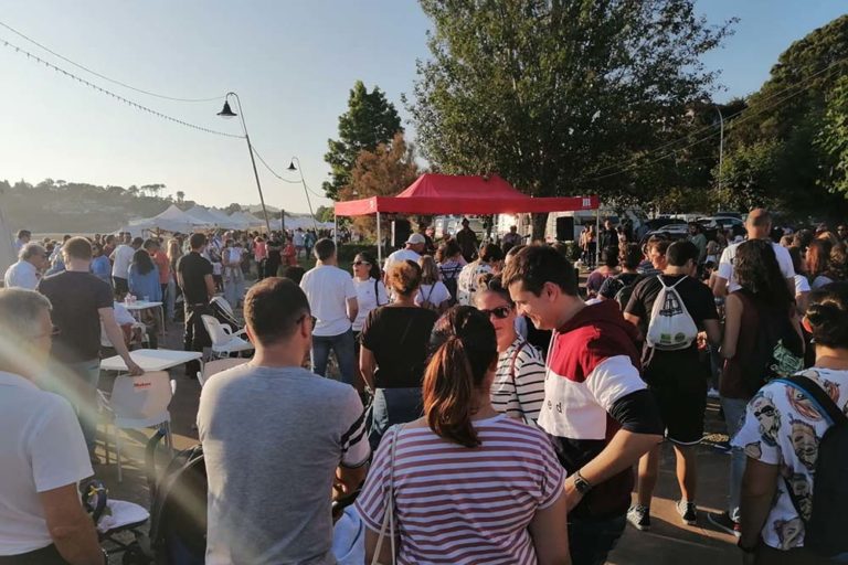 Arranca en Baiona o «Rilla na Rúa» a feira de gastronomía ‘callejera’ máis importante de Galicia