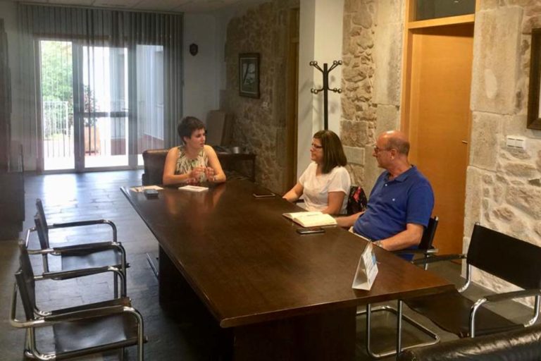 Ánxela Fernánez reúnese coa Asociación de Comerciantes do Rosal dentro do programa #AVeciñanzaConta
