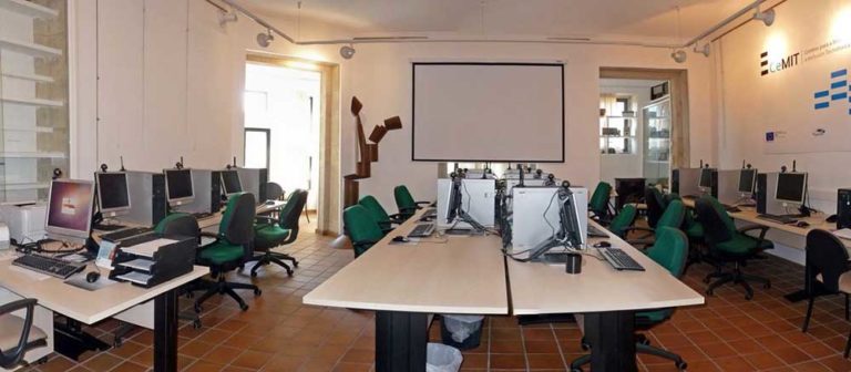 Informática para nenos e nenas, formación de balde na Aula CeMIT da Guarda para este verán