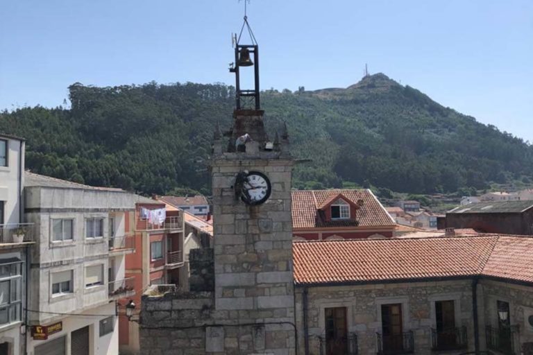 A Guarda repara a esfera da emblemática ‘Torre do Reló’