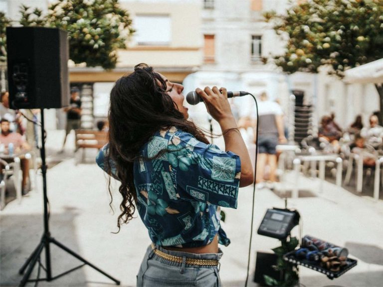 Nastasia Zürcher enche Tui de música no proxecto «Camiño A Dentro»