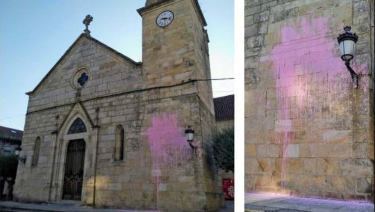 O Porriño retirará a simboloxía franquista da fachada de Santa María