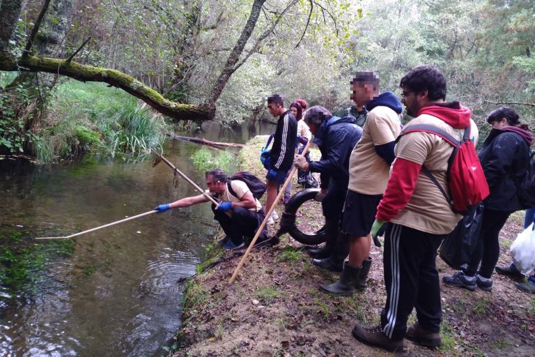 Tomiño recolle máis de 70 kilos na limpeza simultánea de ríos