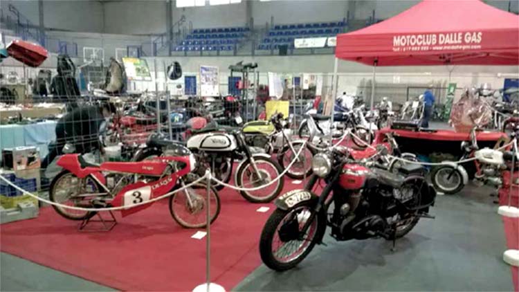 O Pavillón de Goián acolle un novo mercadiño e exposición de motos antigas
