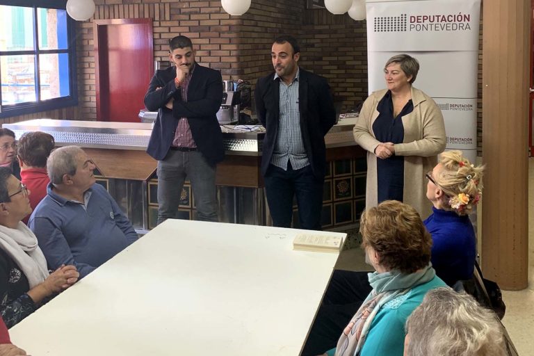 A deputada Olga García participa nunha actividade musical para persoas usuarias de teleasistencia