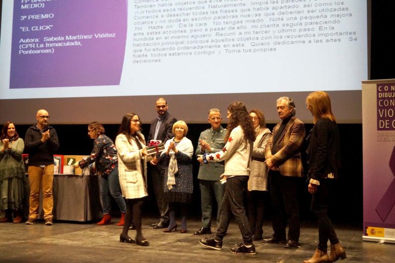 A ponteareá Sabela Martínez Viéitez recibe un premio no concurso de relato e debuxo contra a violencia de xénero