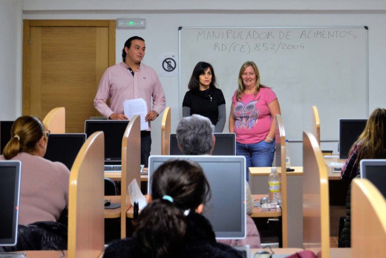 Dezaoito mulleres de Baiona participan nun curso de manipulación de alimentos