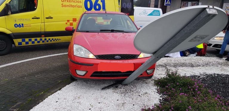 A Policía Local do Porriño atende un condutor en parada cardíaca