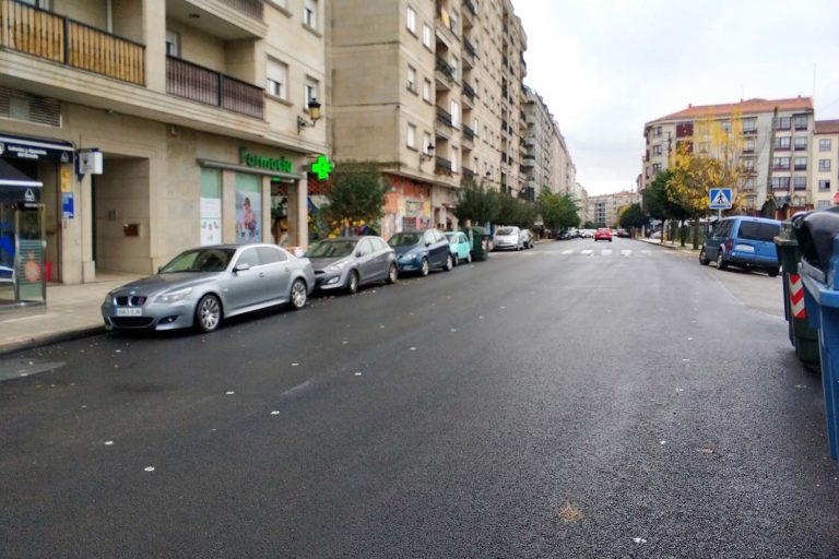 O Goberno de Ponteareas critica o “atraso” no pintado da Avenida Castelao