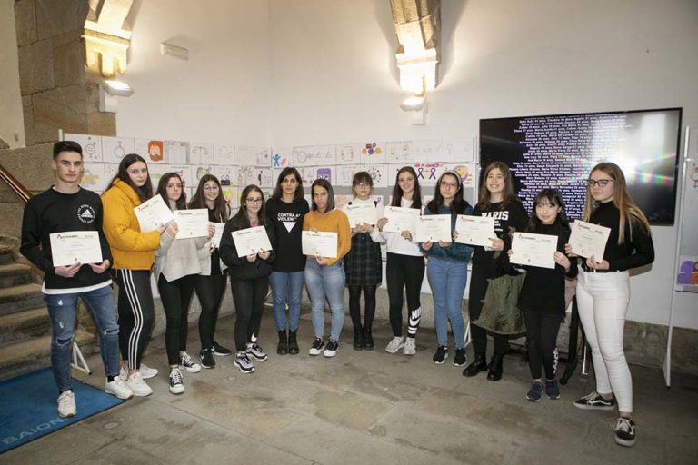 Baiona entrega os premios dos concurso de debuxo e slogan con motivo do 25N