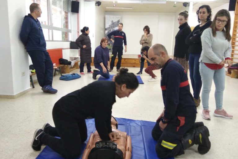 O profesorado do CEIP Santiago de Oliveira recibe formación en primeiros auxilios