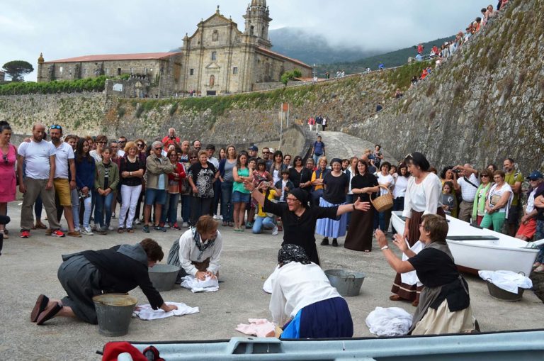 Oito videos permiten revivir as «historias non escritas» das visitas dramatizadas ao barrio histórico de Oia