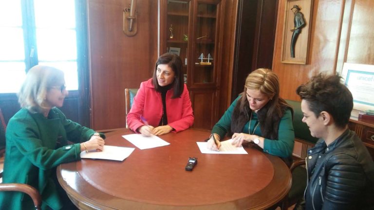 Ángeles Vázquez e Digna Rivas asinan o convenio de financiamento do PXOM de Redondela