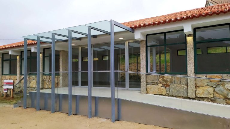 Oia reforma e mellora a accesibilidade das Escolas de Loureza