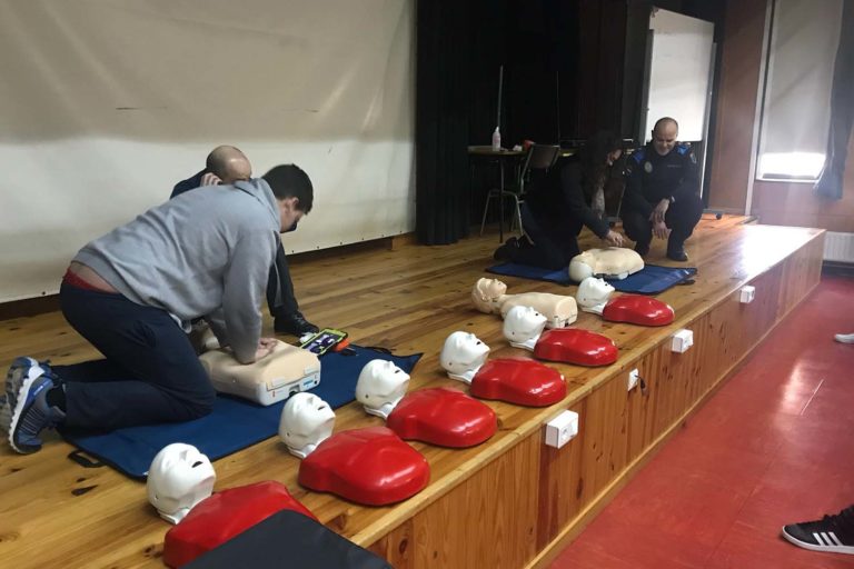 O alumnado do IES Ribeira do Louro do Porriño aprenden primeiros auxilios