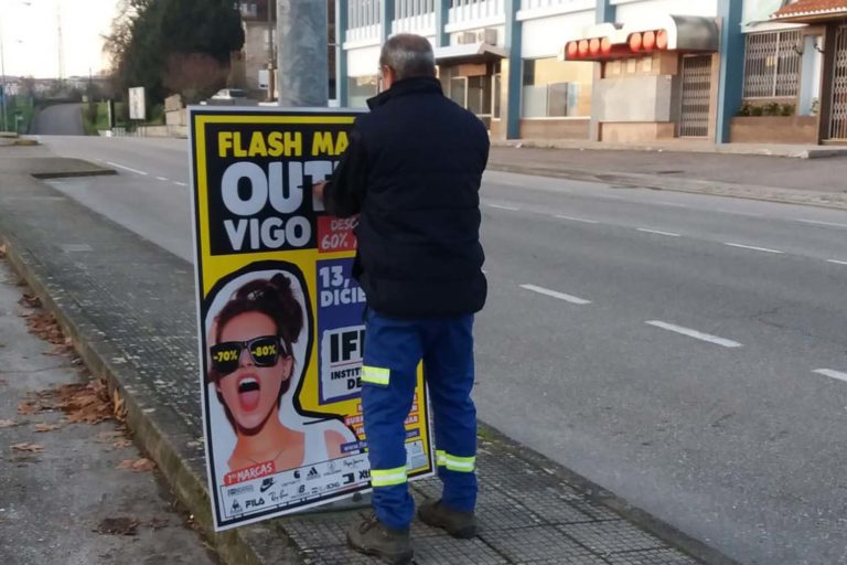 Tui expedienta a unha empresa pola colocación de carteis en mobiliario urbano