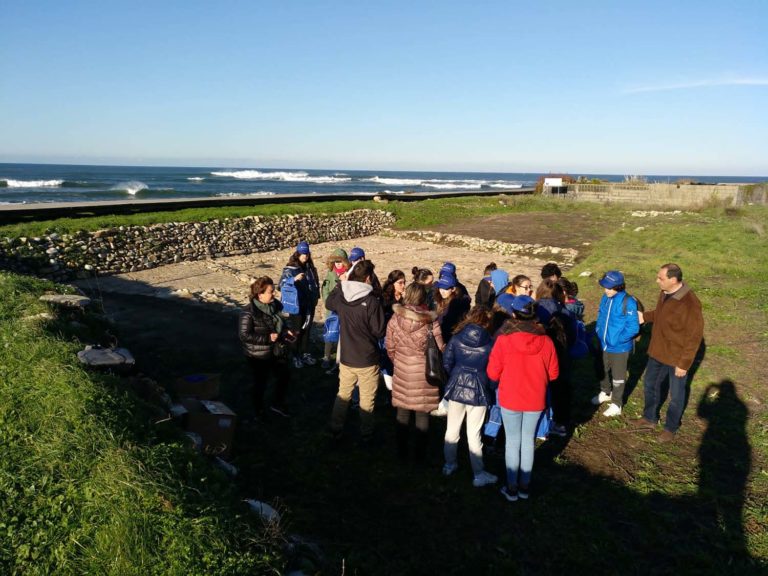 Escolares da Guarda participan nunha visita guiada ás escavacións das salinas romanas