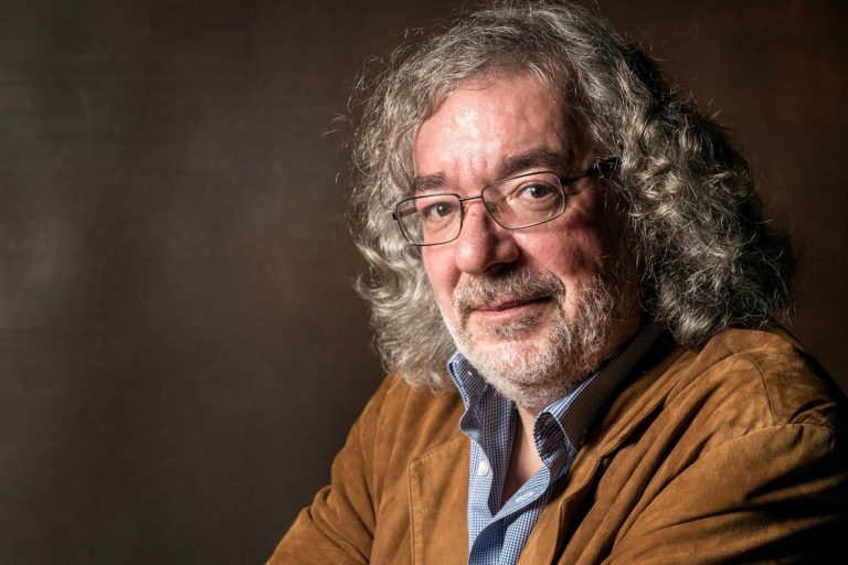 Manrique Fernández presenta en Vigo o seu libro de relatos «Os anxos indecisos»