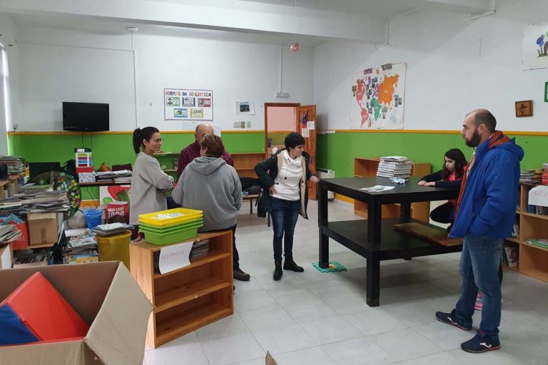 A comunidade educativa do CRA «María Zambrano» do Rosal colabora na remodelación da súa biblioteca