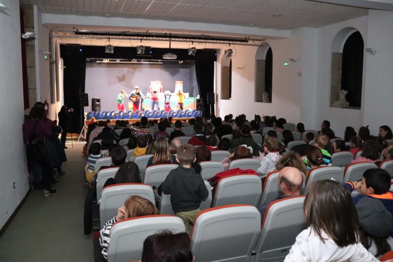 «Nadal con Paio e Aurelio» encheu de nenos e nenas o Centro Cultural da Guarda