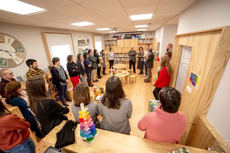 O CRA de Tomiño estrea unha biblioteca que optimiza ao máximo os seus espazos