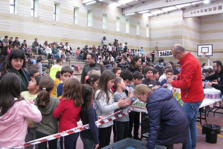Centos de nenos e nenas participan na «XI Carreira Solidaria» do CIP «Arquitecto Palacios» de Panxón