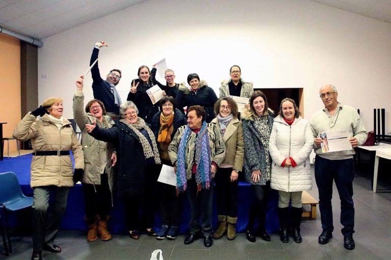 As e os participantes no curso de Teatro en Fozara, Ponteareas, reciben os seus diplomas