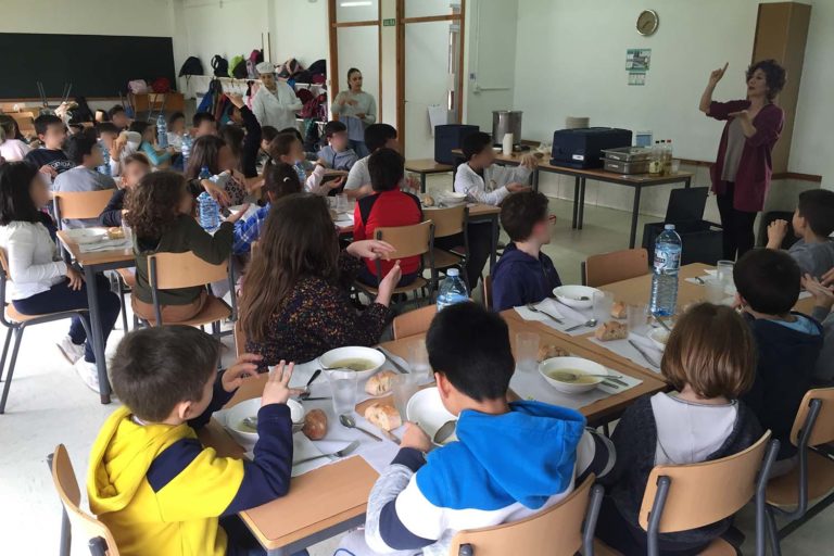 O alumnado do comedor do ‘Fermín Bouza Brey’ de Ponteareas comunícase en lingua de signos