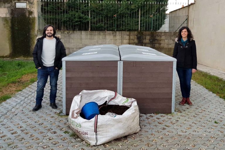 O Concello do Rosal repartiu compost nunha visita ao composteiro comunitario