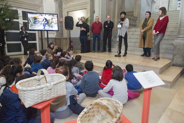 A Deputación rescata a tradición da cestería de madeira rachada na exposición «Tecendo a natureza»